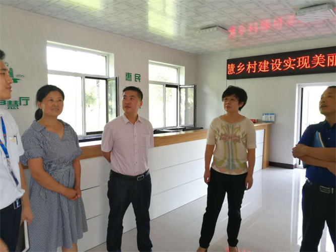 市工商联主席、市扶贫办主任调研智慧墟落建设.png 市工商联主席、市扶贫办主任调研智慧墟落建设.png