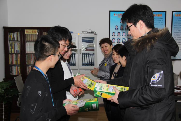 团建环节获胜团队接受颁奖.jpg