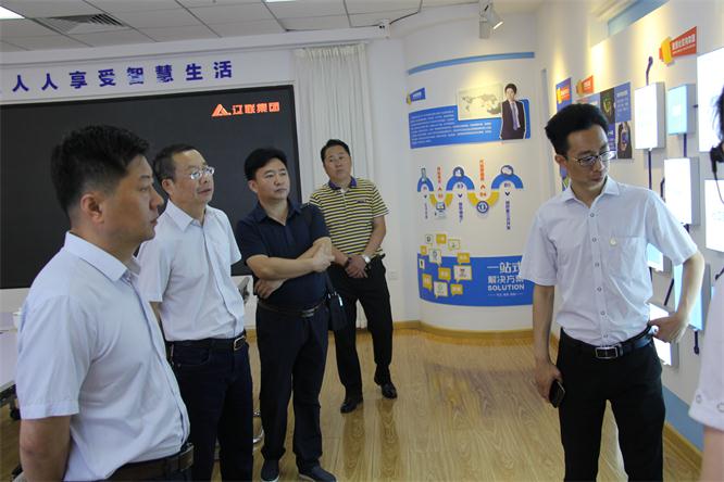 王平手长一行对财路大数据项目举行相识.jpg 王平手长一行对财路大数据项目举行相识.jpg