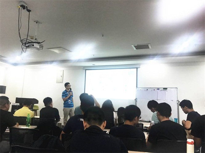 刘雄玮讲师为学员解答问题.jpg 刘雄玮讲师为学员解答问题.jpg