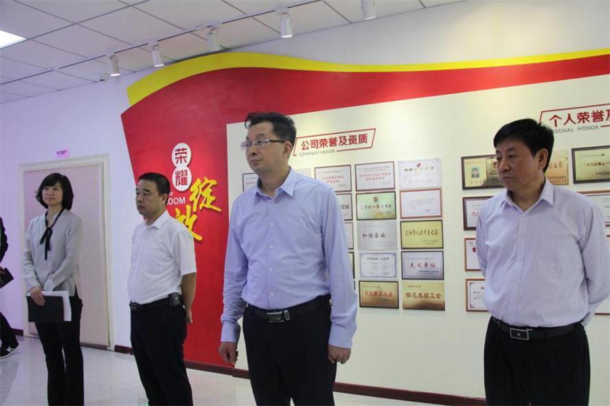 何亚琼副市长莅临威尼斯569vip电商调研指导.jpg 何亚琼副市长莅临威尼斯569vip电商调研指导.jpg