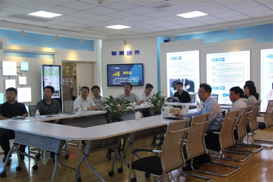 辽阳市何亚琼副市长莅临威尼斯569vip电商指导.jpg 辽阳市何亚琼副市长莅临威尼斯569vip电商指导.jpg