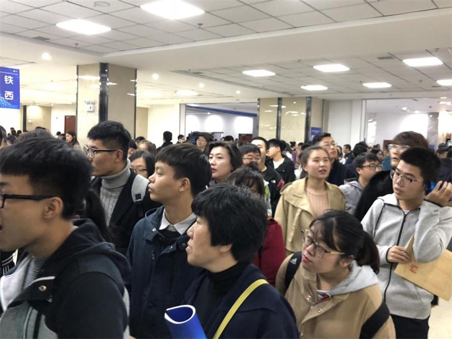 招聘会现场气氛热烈.jpg