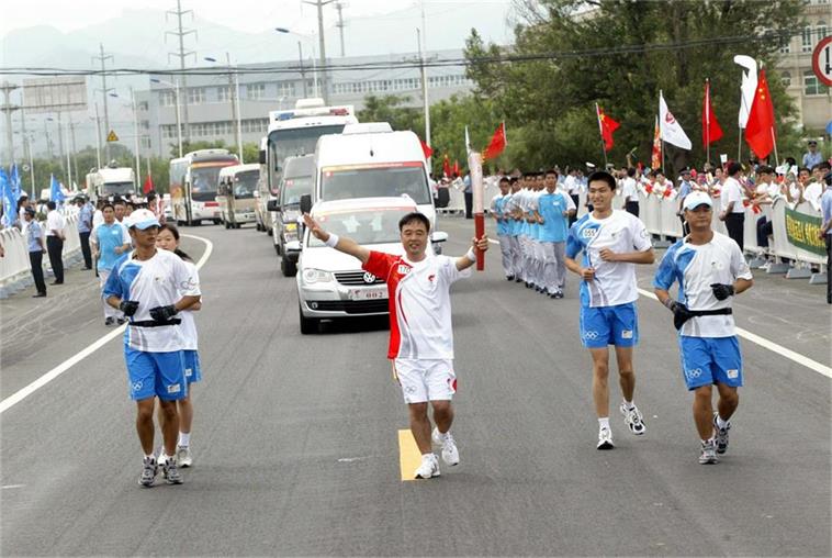 2008年集团董事长曹玉学中选北京奥运会火炬手.JPG 2008年集团董事长曹玉学中选北京奥运会火炬手.JPG