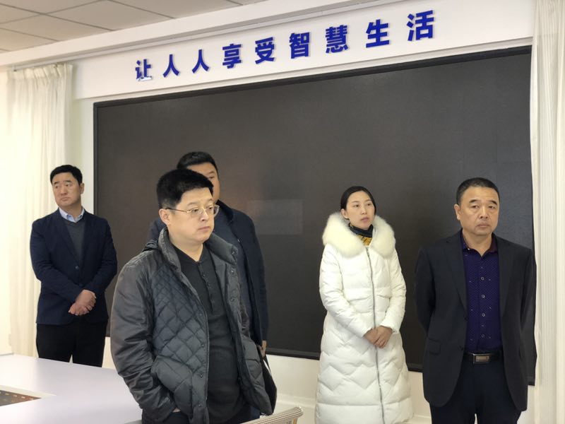 于力总司理一行听取集团各个项目先容.jpg 于力总司理一行听取集团各个项目先容.jpg