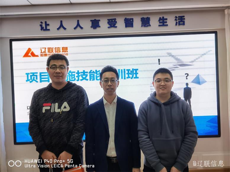 视察组向导为第一名颁奖.jpg 视察组向导为第一名颁奖.jpg