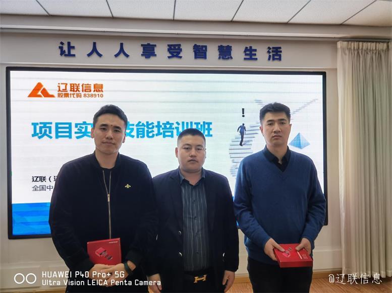视察组向导为第二名颁奖.jpg 视察组向导为第二名颁奖.jpg