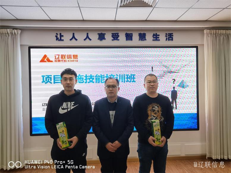 视察组向导为第三名颁奖.jpg 视察组向导为第三名颁奖.jpg